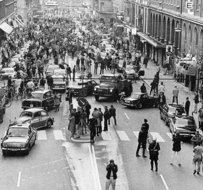 Улица в Швеции, на следующий день после того как левостороннее движение поменяли на правостороннее.
