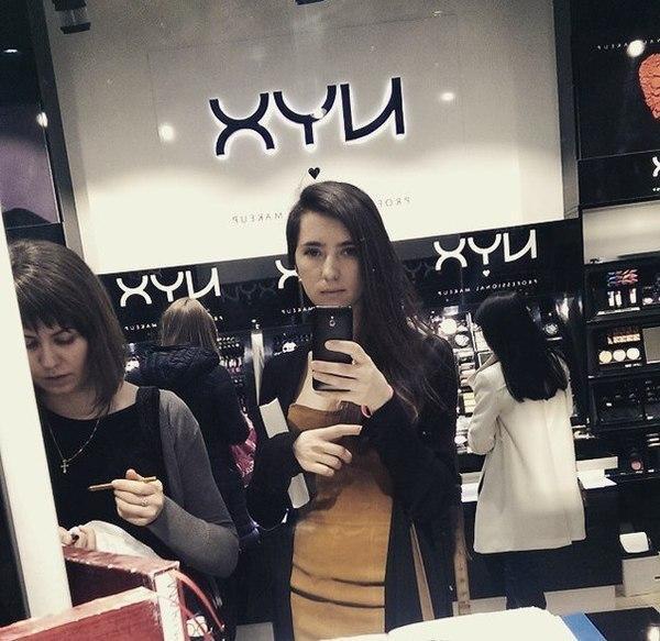 селфи девушки в магазине косметики NYX