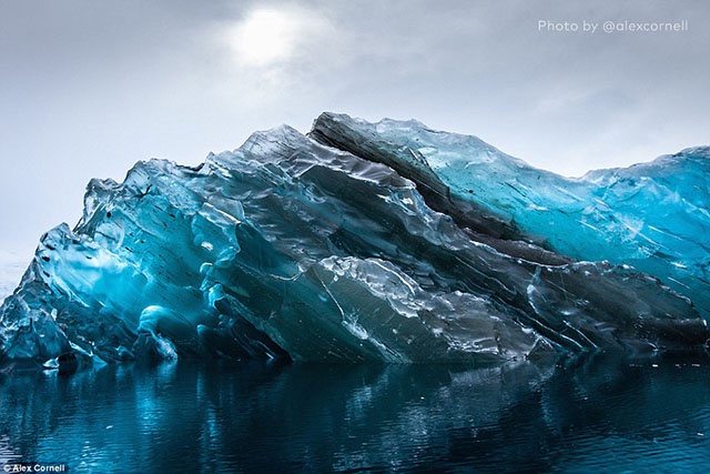 Американец сфотографировал перевернувшийся айсберг