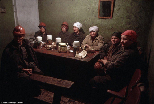 Женщины шахтеры отдыхают после смены в городе Новокузнецк в июне 1991 года