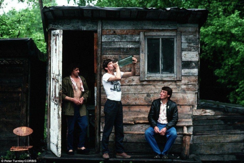 Сибиряки "расслабляются" у сарая в городе Новокузнецк, который в начале 90-х одолевали серьезные экономические проблемы.