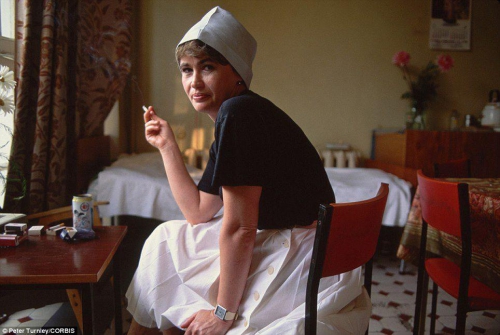 Медсестра Людмила курит во время перерыва в столовой.