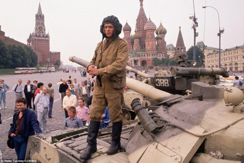 Солдаты и танки двигались на Красную площадь, чтобы окружить Кремль в начале переворота