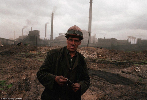 Шахтер, который живет в промышленном районе Сибири, испытывающей серьезные экономические сложности, июнь 1991 г