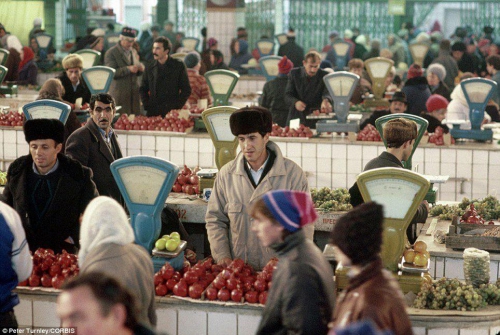Продовольственный рынок в Калуге в ноябре 1991 года