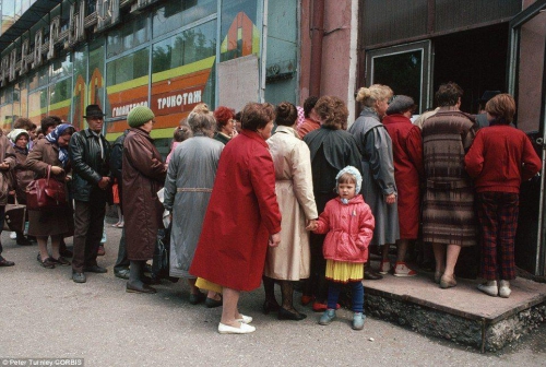 Сибиряки стоят в очереди на улице перед магазином в городе Новокузнецке: знак экономического упадка, который охватил страну в последние годы коммунистического правления.