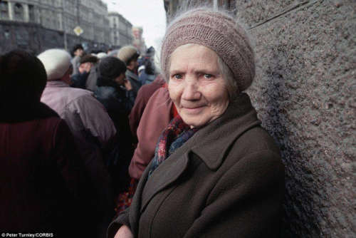 Женщина в очереди в Москве.