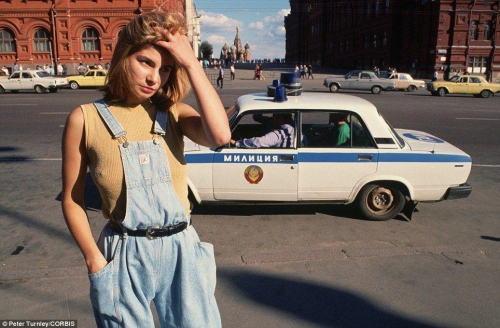 18-летняя проститутка Катя курсирует по улицам Москвы в поисках клиентов, а мимо нее проезжает милицейская машина в 1991 году, незадолго до распада СССР