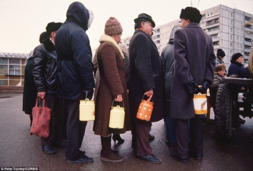 Пенсионеры выстроились с бидонами в очередь за молоком, город Тула, ноябрь 1991