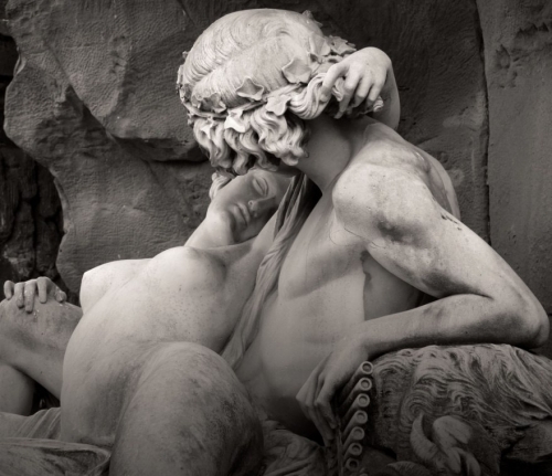 Галатея в руках Ациса. Скульптура фонтана Медичи в Люксембургском саду в Париже. Огюст Оттен, 1863.