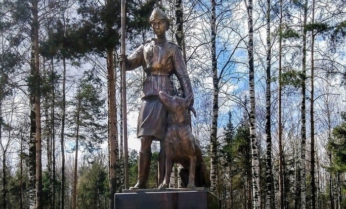 Памятник женщине саперу