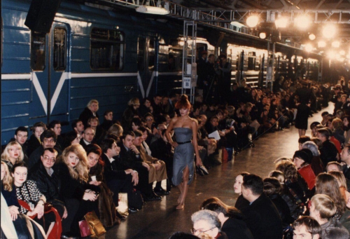 Показ Givenchy в московском метро. 1997 год.